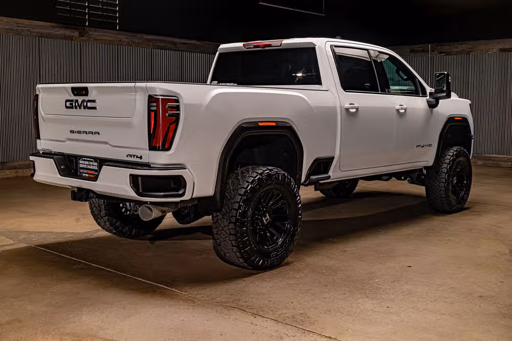 2025 GMC Sierra 2500HD AT4 Crew Cab Image 10