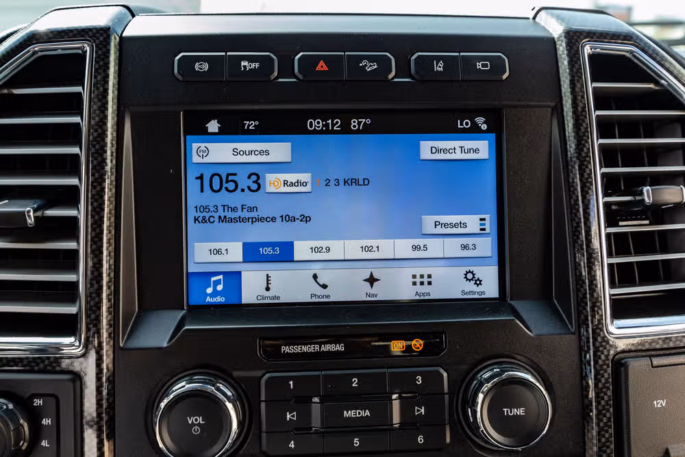 2017 Ford F-250 Super Duty Lariat Crew Cab Image 24