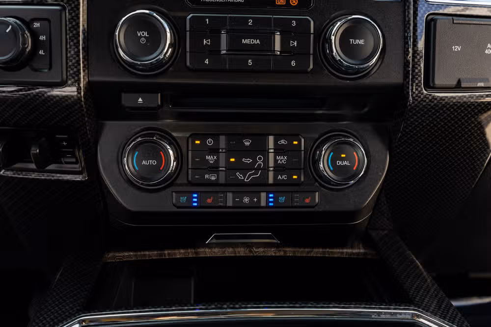 2017 Ford F-250 Super Duty Lariat Crew Cab Image 26