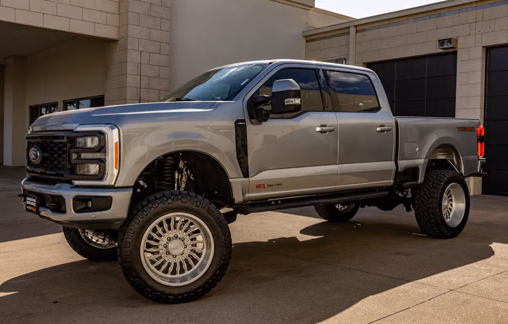 2023 Ford F-250 Super Duty Lariat Crew Cab Image 4