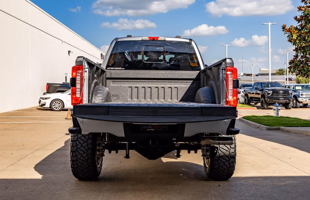 2023 Ford F-250 Super Duty Lariat Crew Cab Image 8