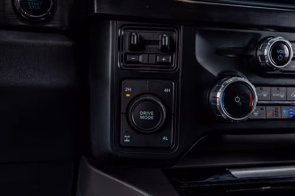 2023 Ford F-250 Super Duty Lariat Crew Cab Image 23