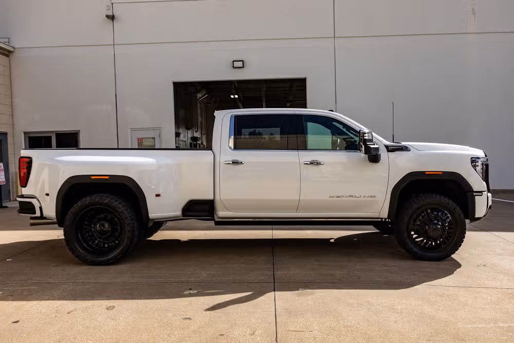 2026 GMC Sierra 3500HD Denali Ultimate Crew Cab Image 11