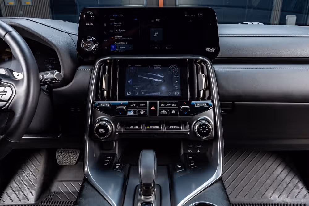 2025 Lexus LX 700h Overtrail Image 24