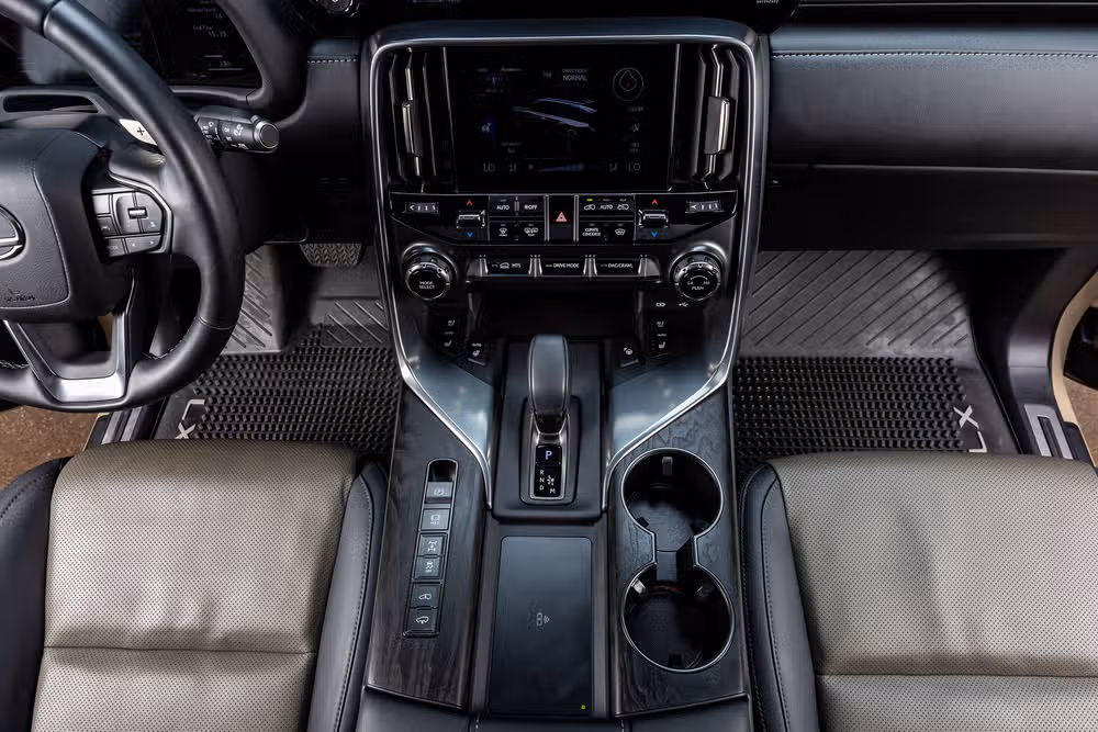 2025 Lexus LX 700h Overtrail Image 28