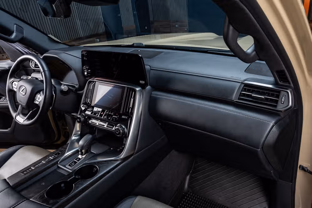 2025 Lexus LX 700h Overtrail Image 18