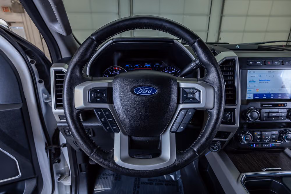 2020 Ford F-250 Super Duty Lariat Crew Cab Image 18