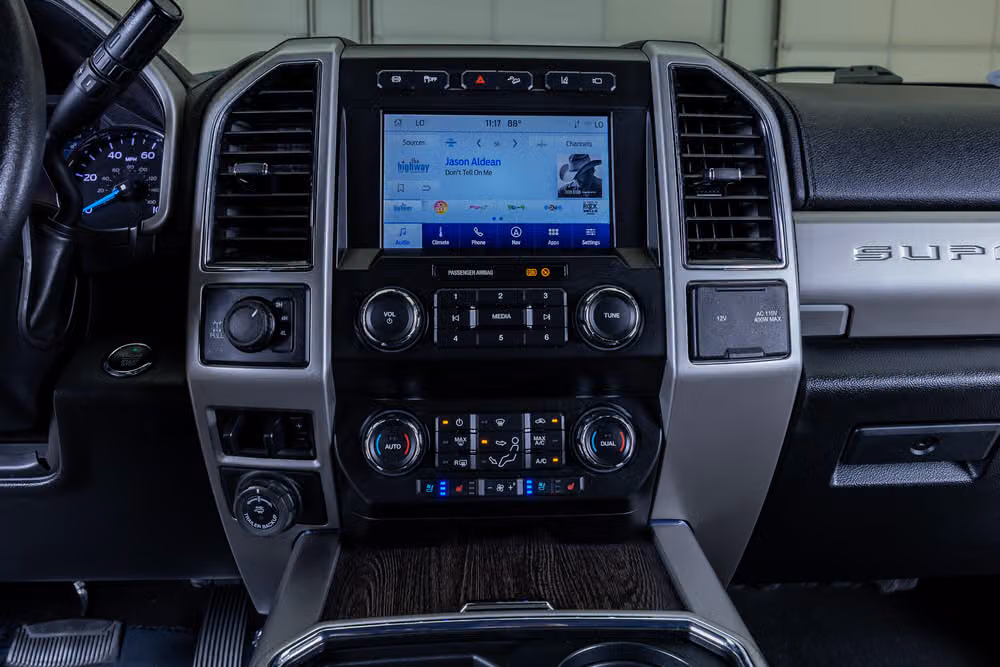 2020 Ford F-250 Super Duty Lariat Crew Cab Image 24