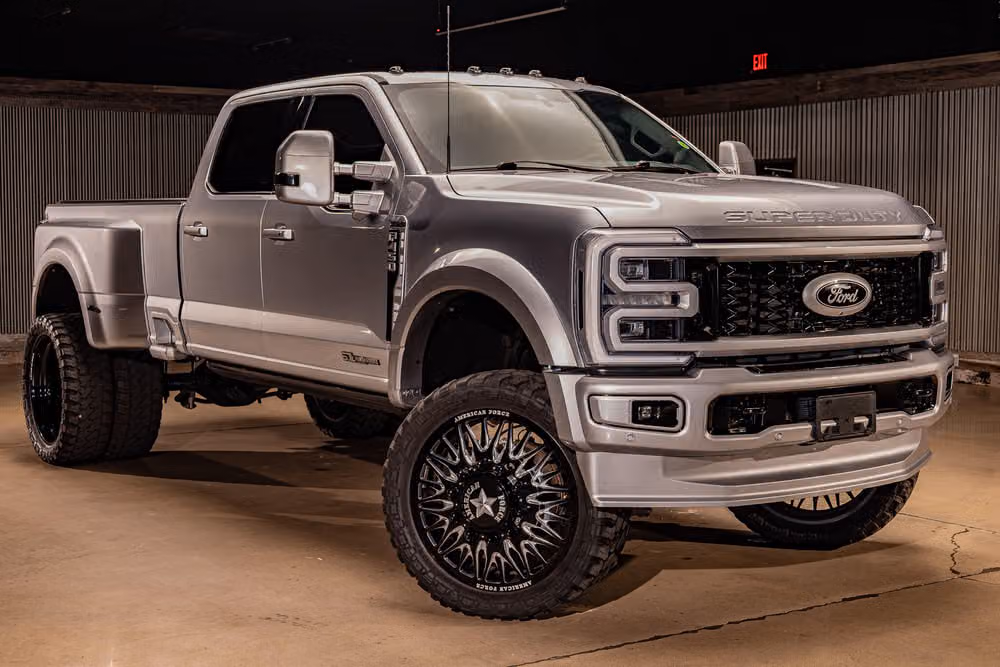 2023 Ford F-450 Super Duty Platinum Crew Cab Image 1