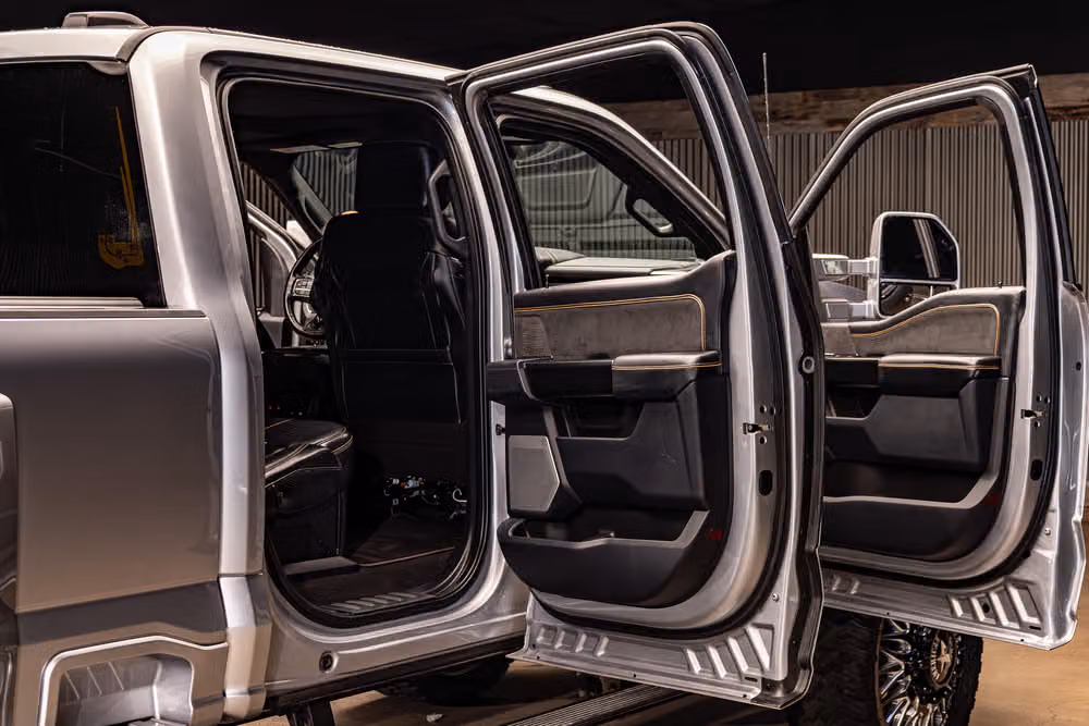 2023 Ford F-450 Super Duty Platinum Crew Cab Image 31