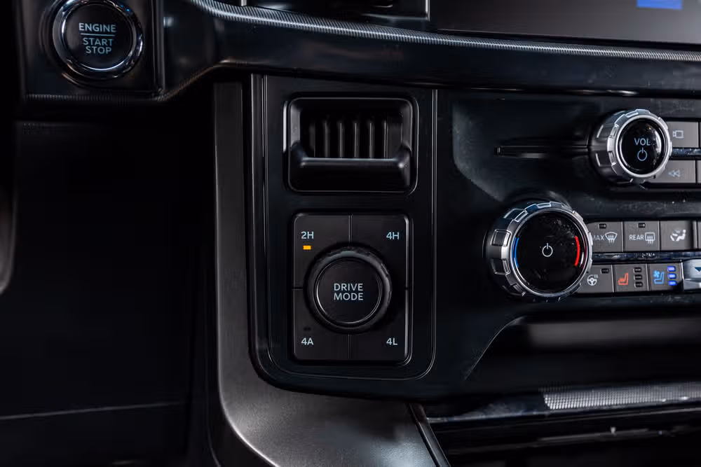 2025 Ford F-150 Lariat SuperCrew Image 24
