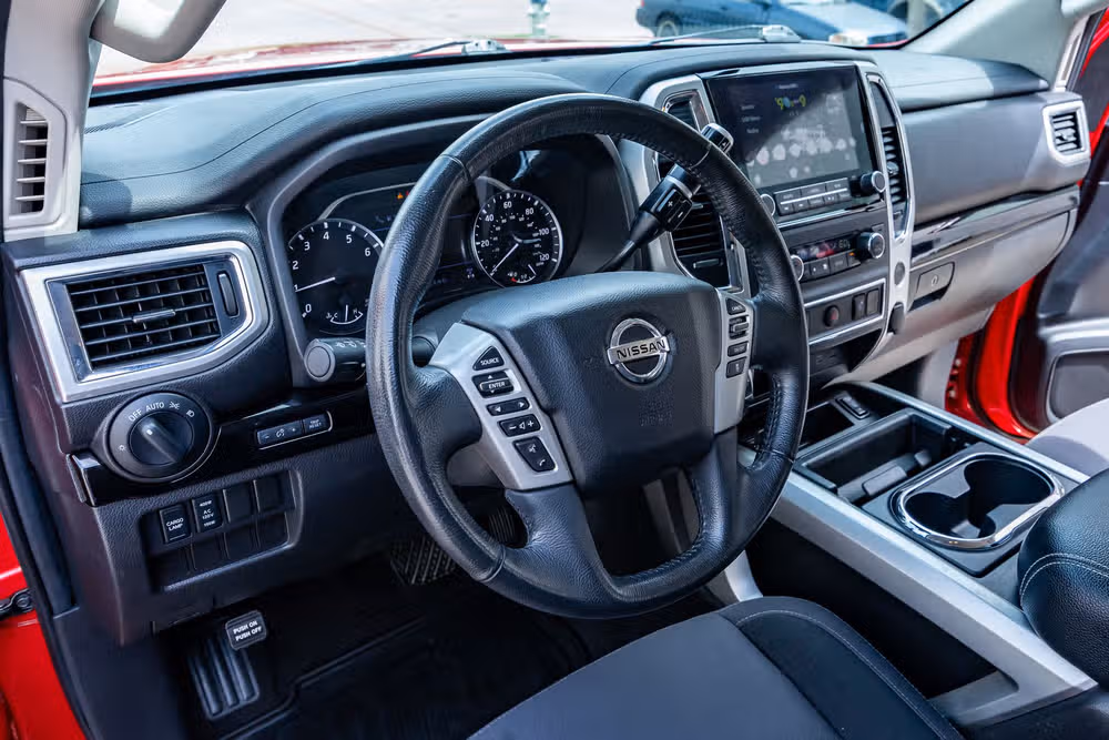 2020 Nissan Titan SV Crew Cab Image 16
