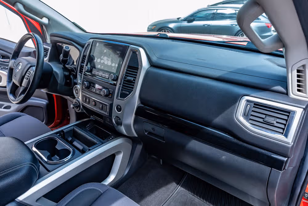 2020 Nissan Titan SV Crew Cab Image 17