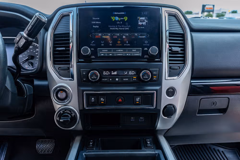 2020 Nissan Titan SV Crew Cab Image 24