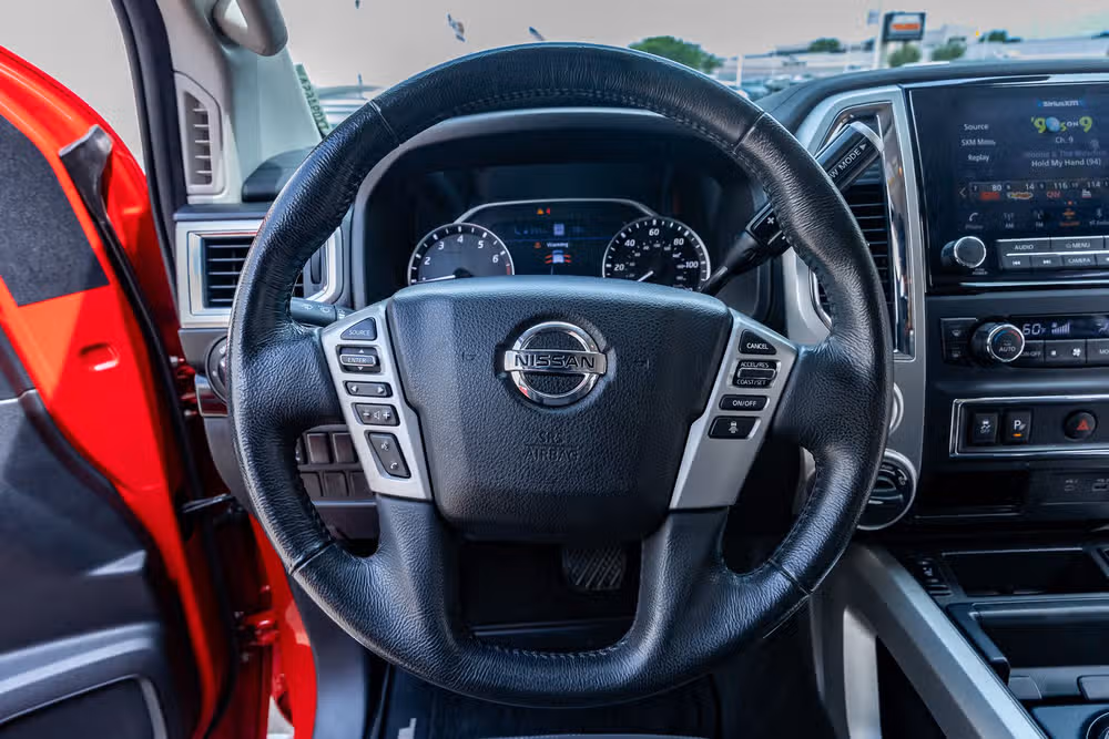 2020 Nissan Titan SV Crew Cab Image 18