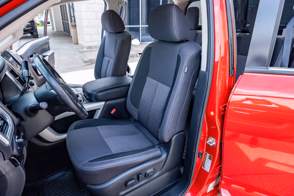 2020 Nissan Titan SV Crew Cab Image 30
