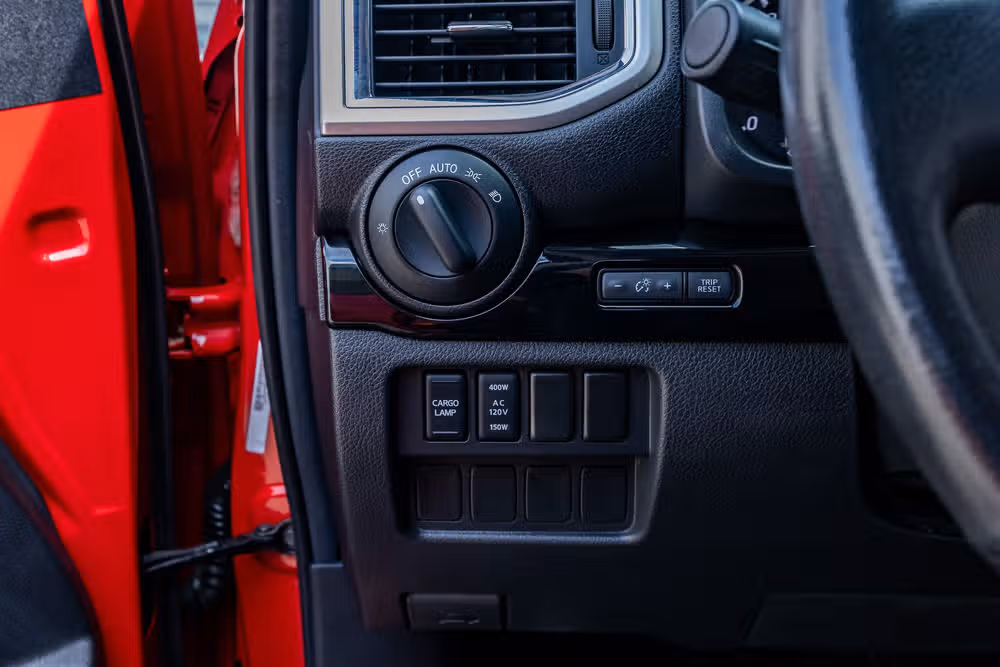 2020 Nissan Titan SV Crew Cab Image 21