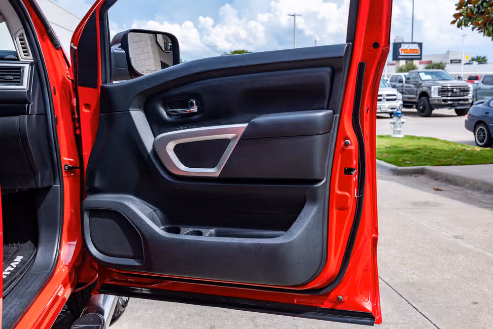 2020 Nissan Titan SV Crew Cab Image 37