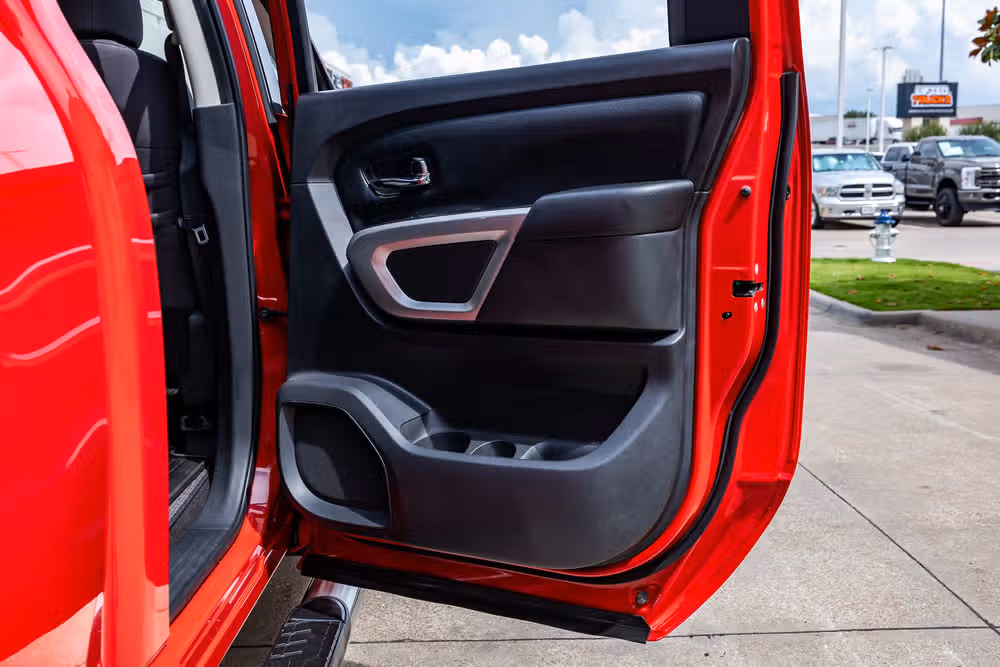 2020 Nissan Titan SV Crew Cab Image 39