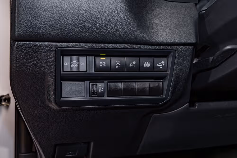 2025 Toyota Tundra Limited CrewMax Image 17