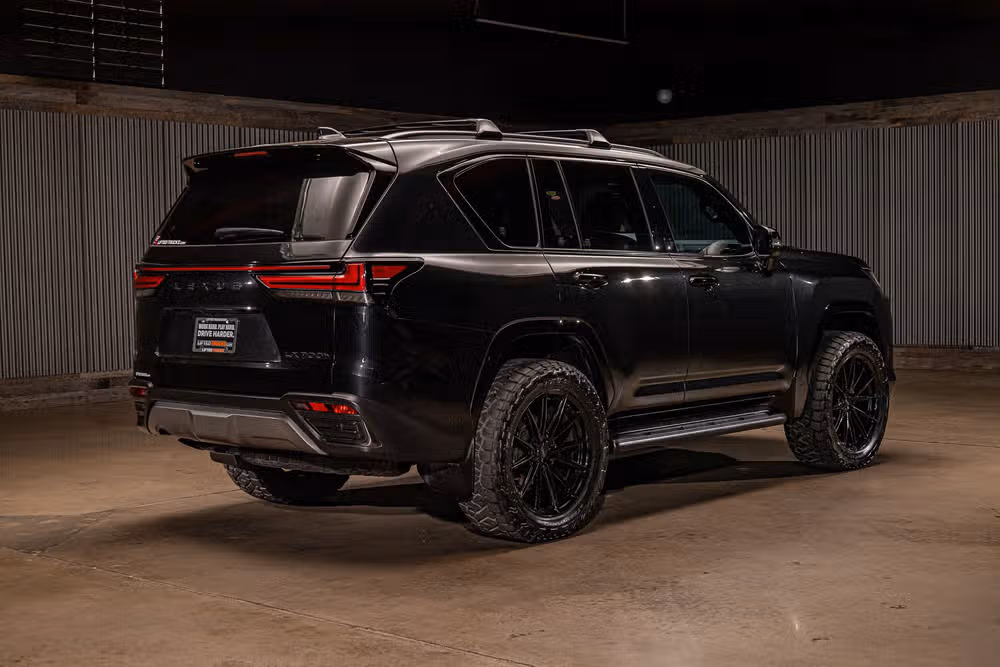 2025 Lexus LX 700h Overtrail Image 10