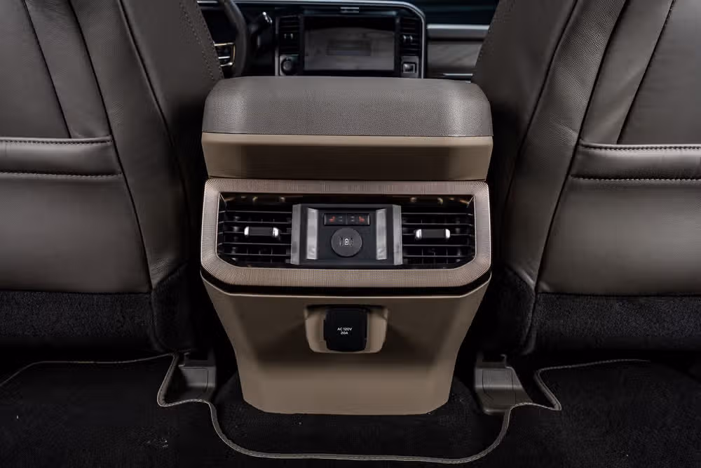 2026 Ford F-250 Super Duty Platinum Plus Crew Cab Image 34
