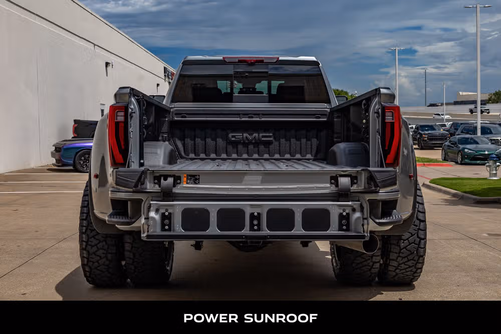 2025 GMC Sierra 3500HD Denali Reserve Crew Cab Image 9