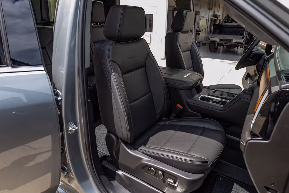 2025 GMC Sierra 3500HD Denali Reserve Crew Cab Image 32