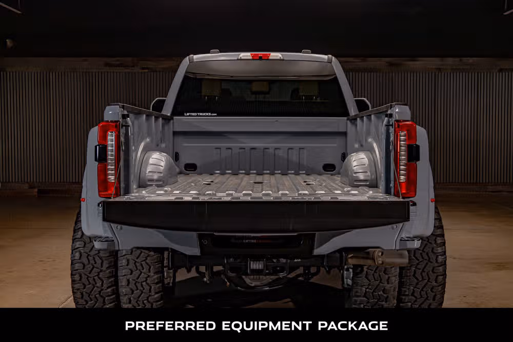2025 Ford F-450 Super Duty Lariat Crew Cab Image 8