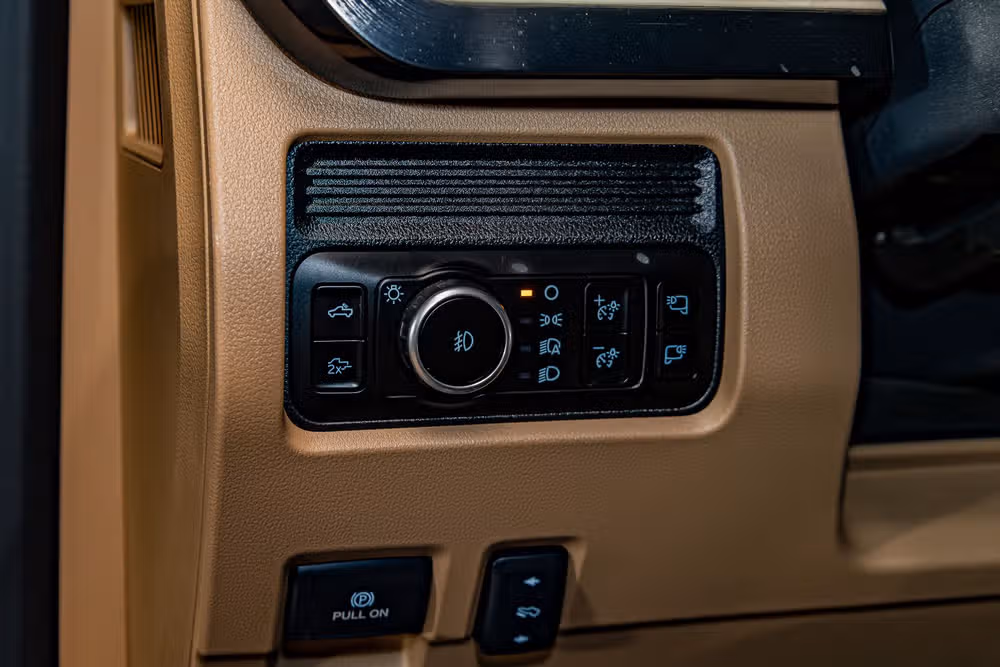 2025 Ford F-450 Super Duty Lariat Crew Cab Image 17