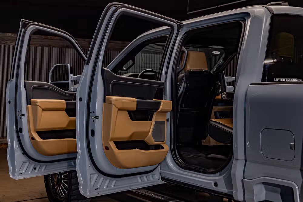 2025 Ford F-450 Super Duty Lariat Crew Cab Image 28