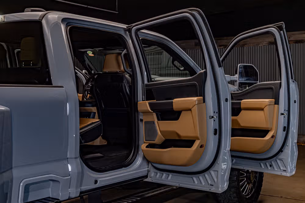 2025 Ford F-450 Super Duty Lariat Crew Cab Image 30