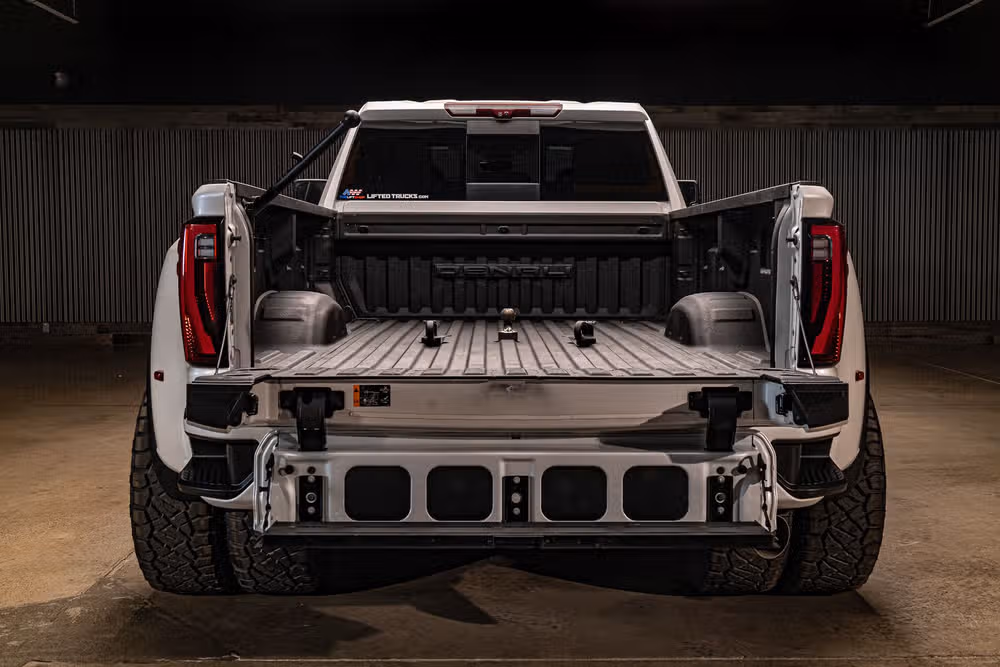 2024 GMC Sierra 3500HD Denali Reserve Crew Cab Image 9