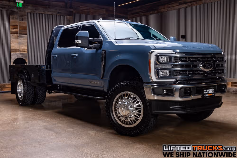 2023 Ford F-350 Super Duty Lariat Chassis Crew Cab Image 1