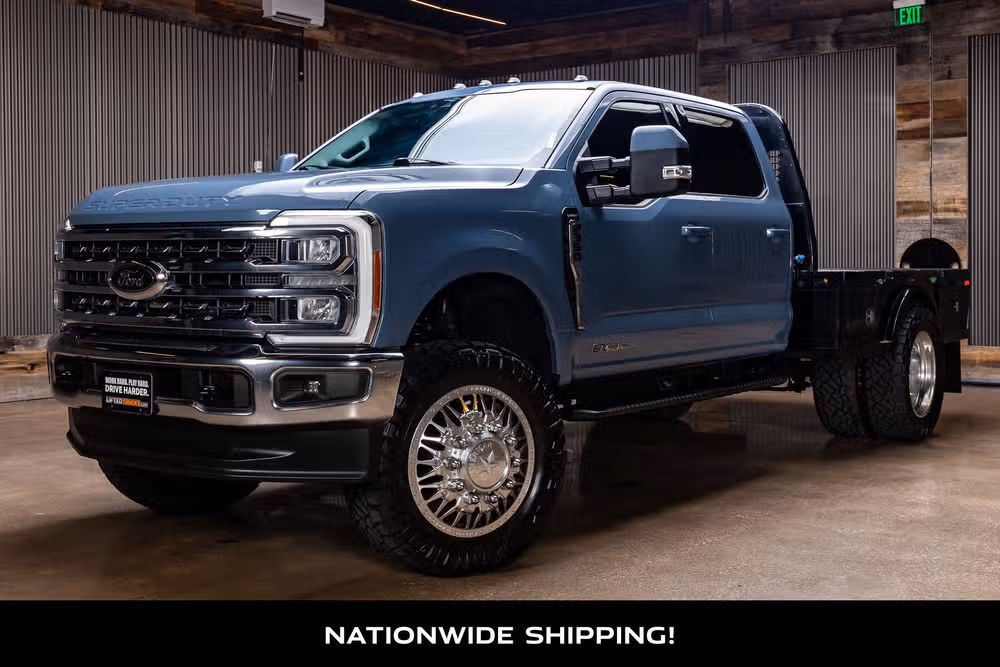 2023 Ford F-350 Super Duty Lariat Chassis Crew Cab Image 4