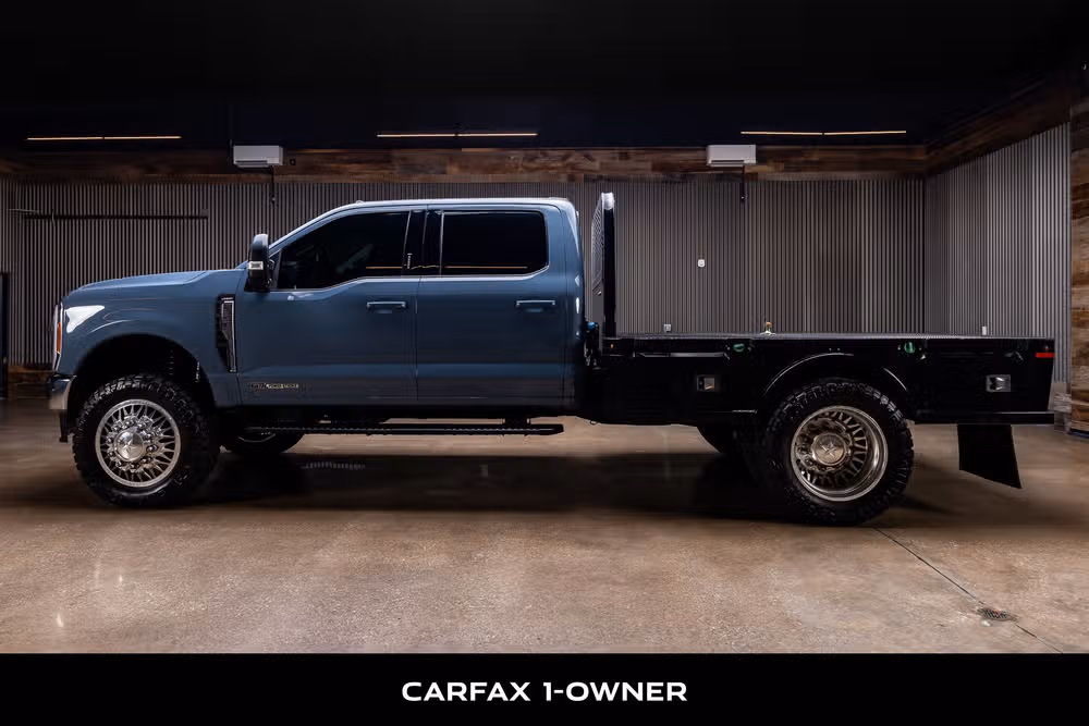 2023 Ford F-350 Super Duty Lariat Chassis Crew Cab Image 5