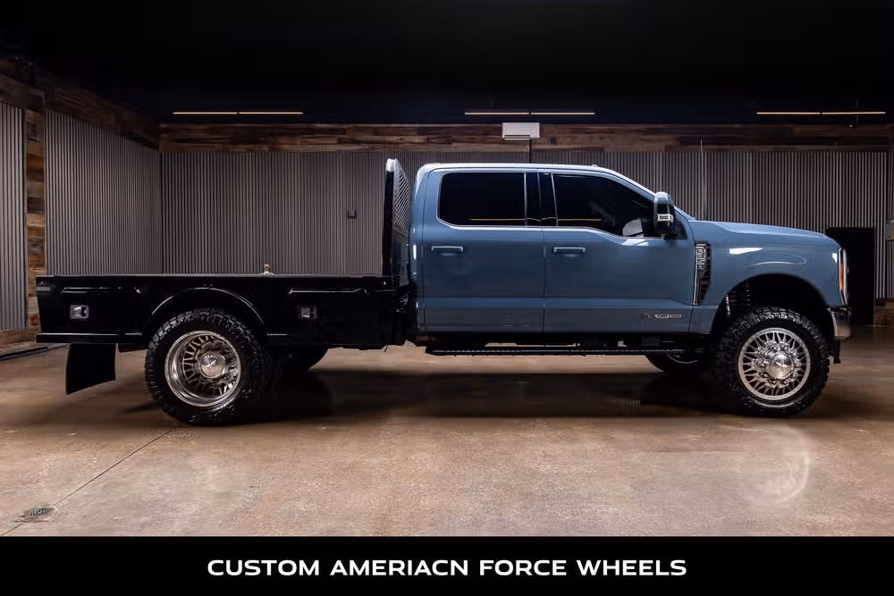 2023 Ford F-350 Super Duty Lariat Chassis Crew Cab Image 9
