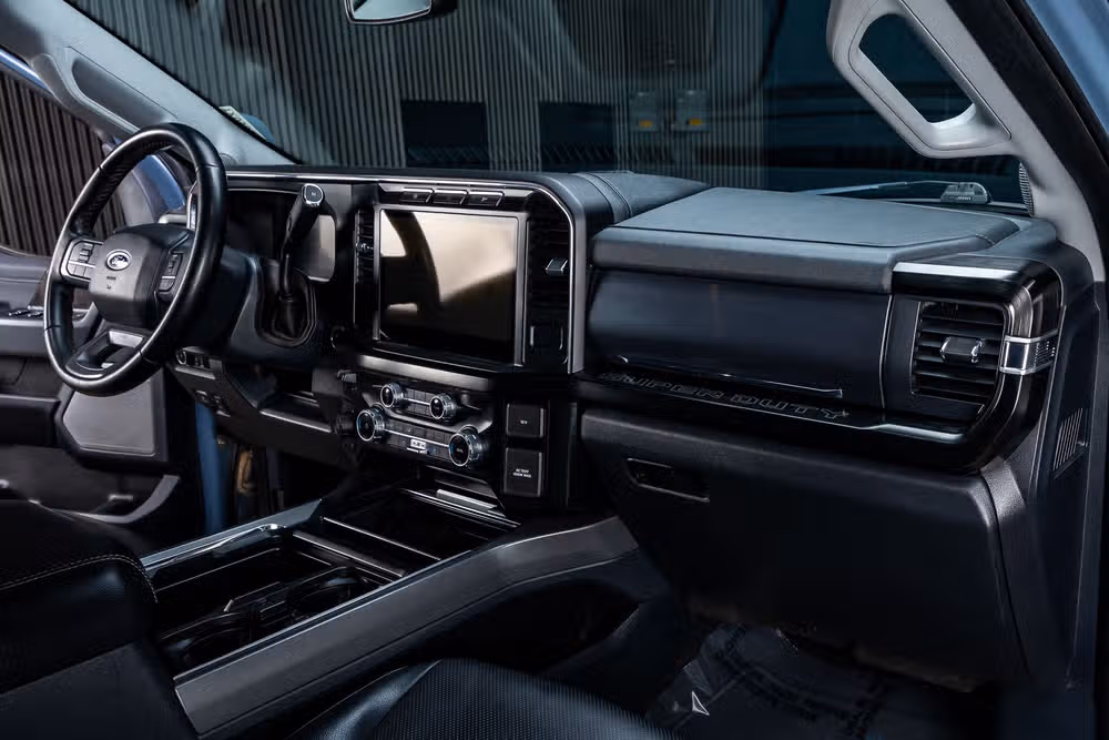 2023 Ford F-350 Super Duty Lariat Chassis Crew Cab Image 16