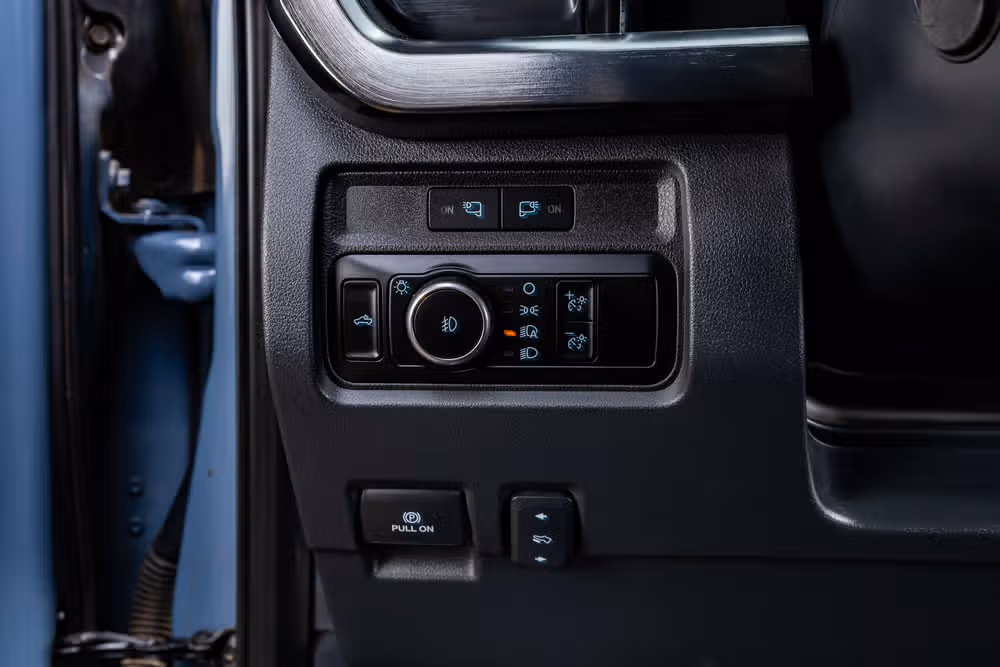 2023 Ford F-350 Super Duty Lariat Chassis Crew Cab Image 20