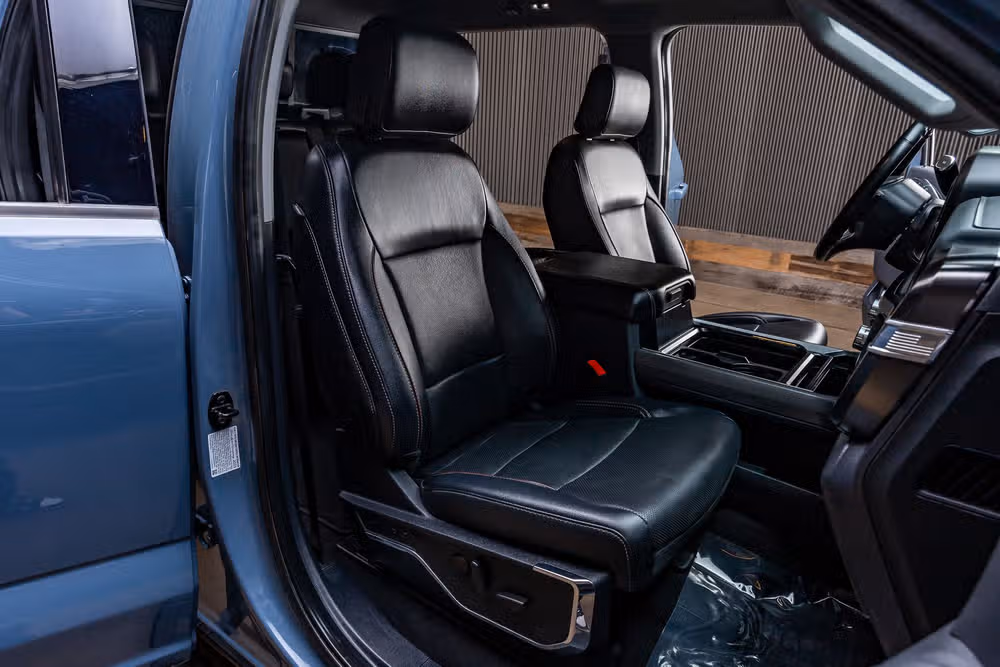 2023 Ford F-350 Super Duty Lariat Chassis Crew Cab Image 29