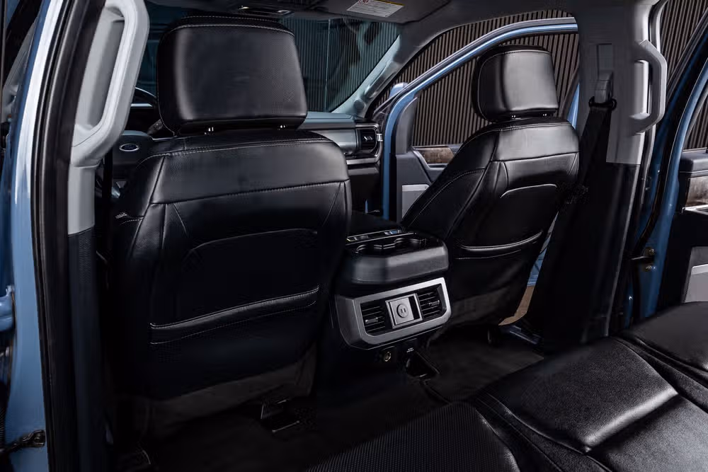 2023 Ford F-350 Super Duty Lariat Chassis Crew Cab Image 32