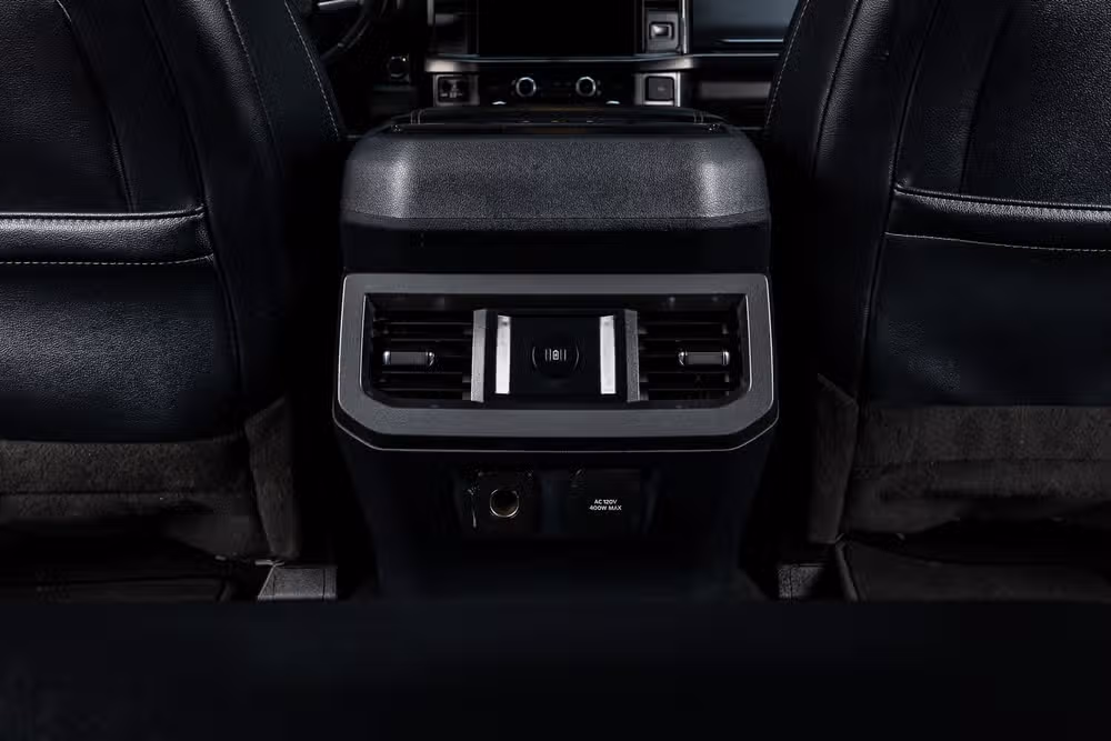 2023 Ford F-350 Super Duty Lariat Chassis Crew Cab Image 31