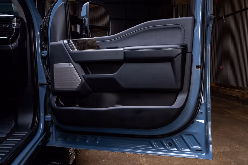 2023 Ford F-350 Super Duty Lariat Chassis Crew Cab Image 35
