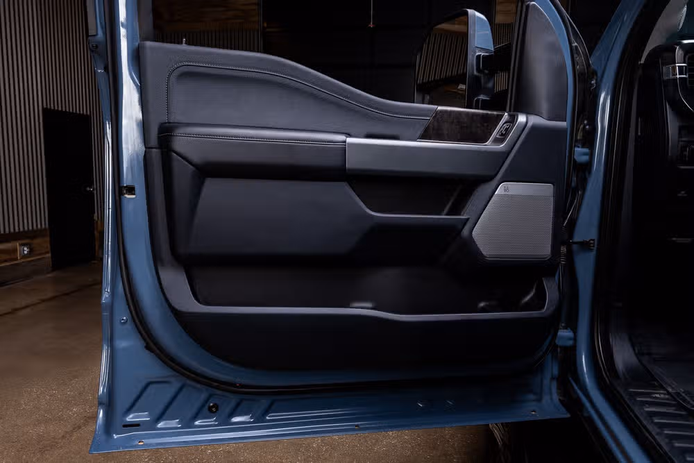2023 Ford F-350 Super Duty Lariat Chassis Crew Cab Image 34