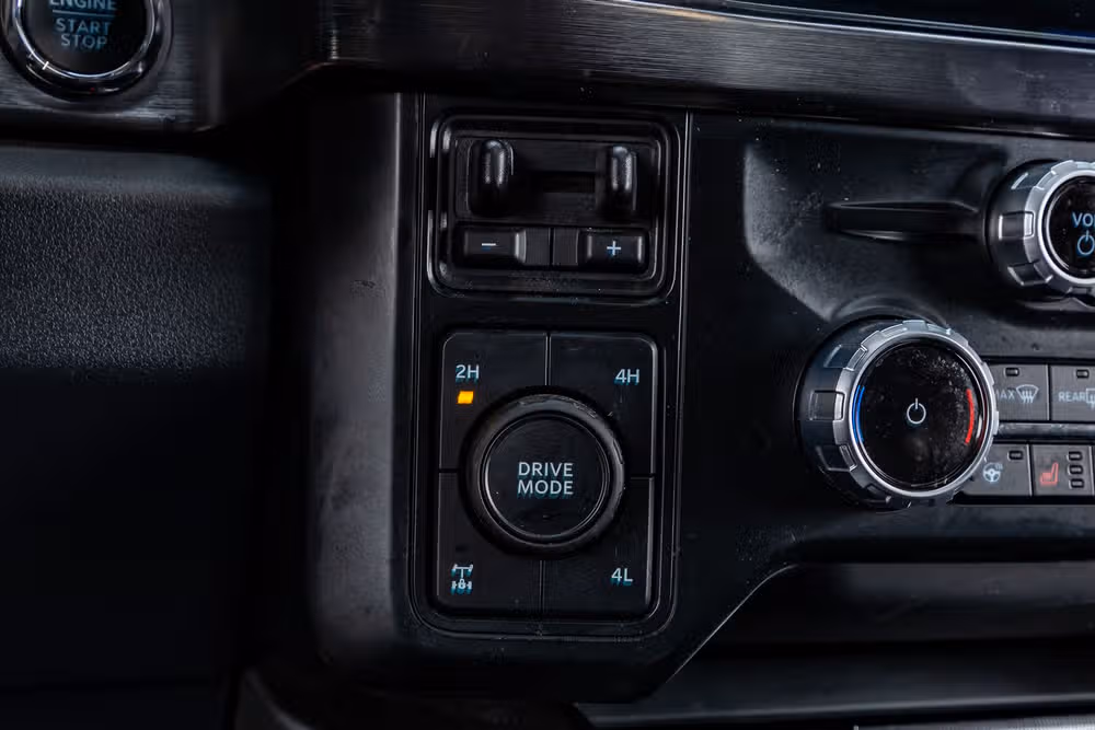 2023 Ford F-250 Super Duty Lariat Crew Cab Image 24
