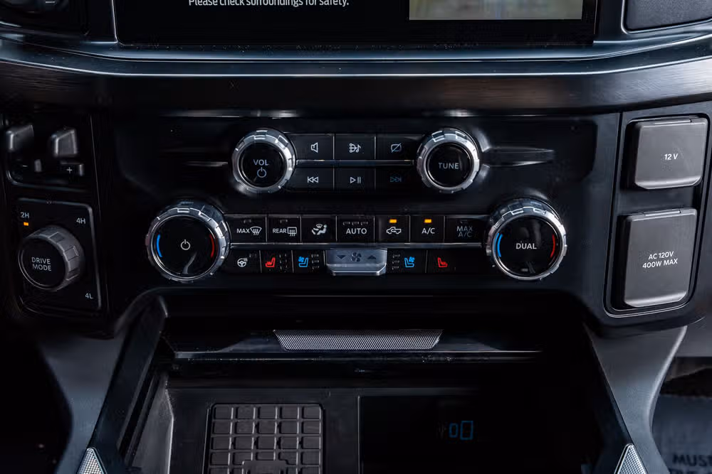 2024 Ford F-350 Super Duty Lariat Crew Cab Image 27