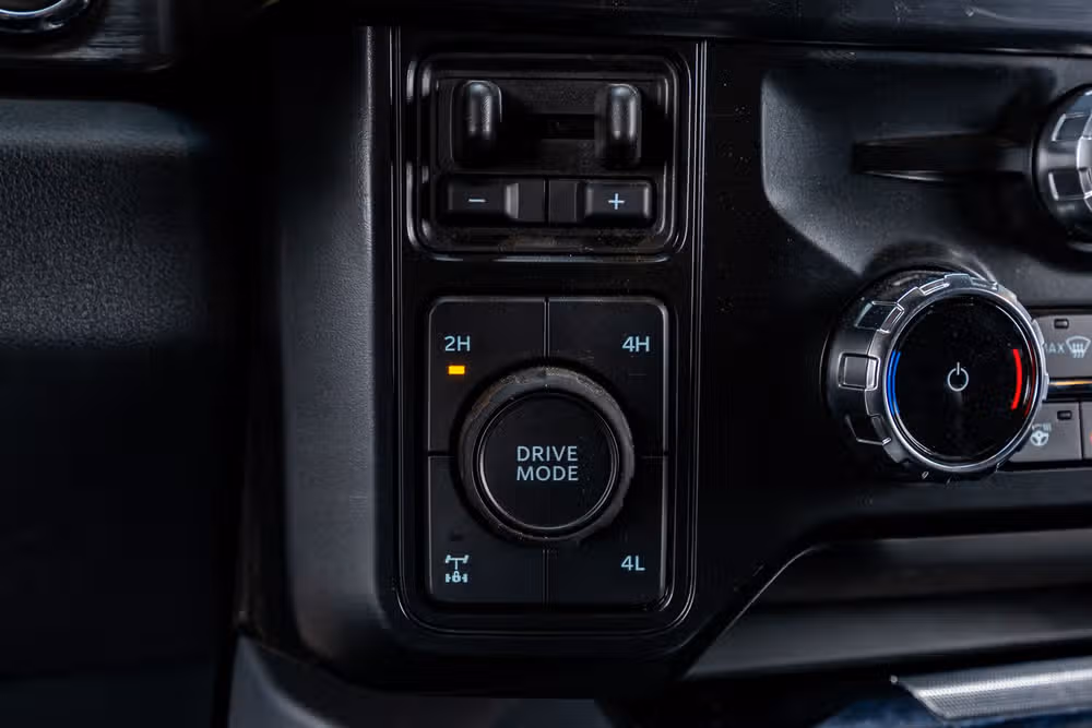 2025 Ford F-350 Super Duty Lariat Crew Cab Image 24