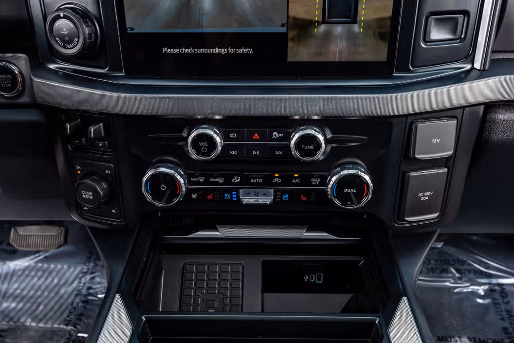 2025 Ford F-250 Super Duty Platinum Crew Cab Image 27
