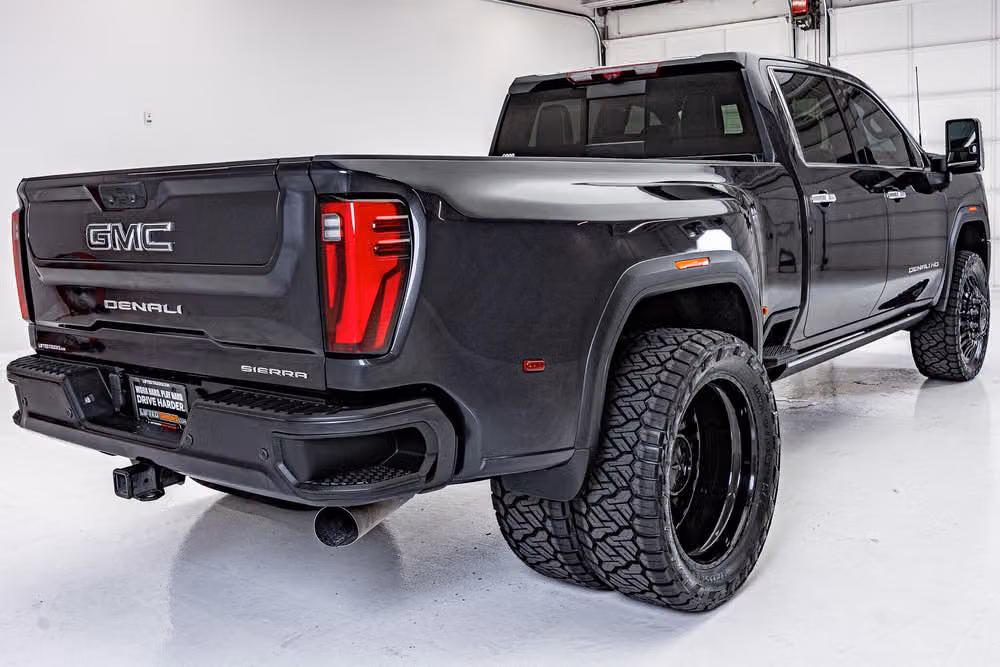 2025 GMC Sierra 3500HD Denali Ultimate Crew Cab Image 10