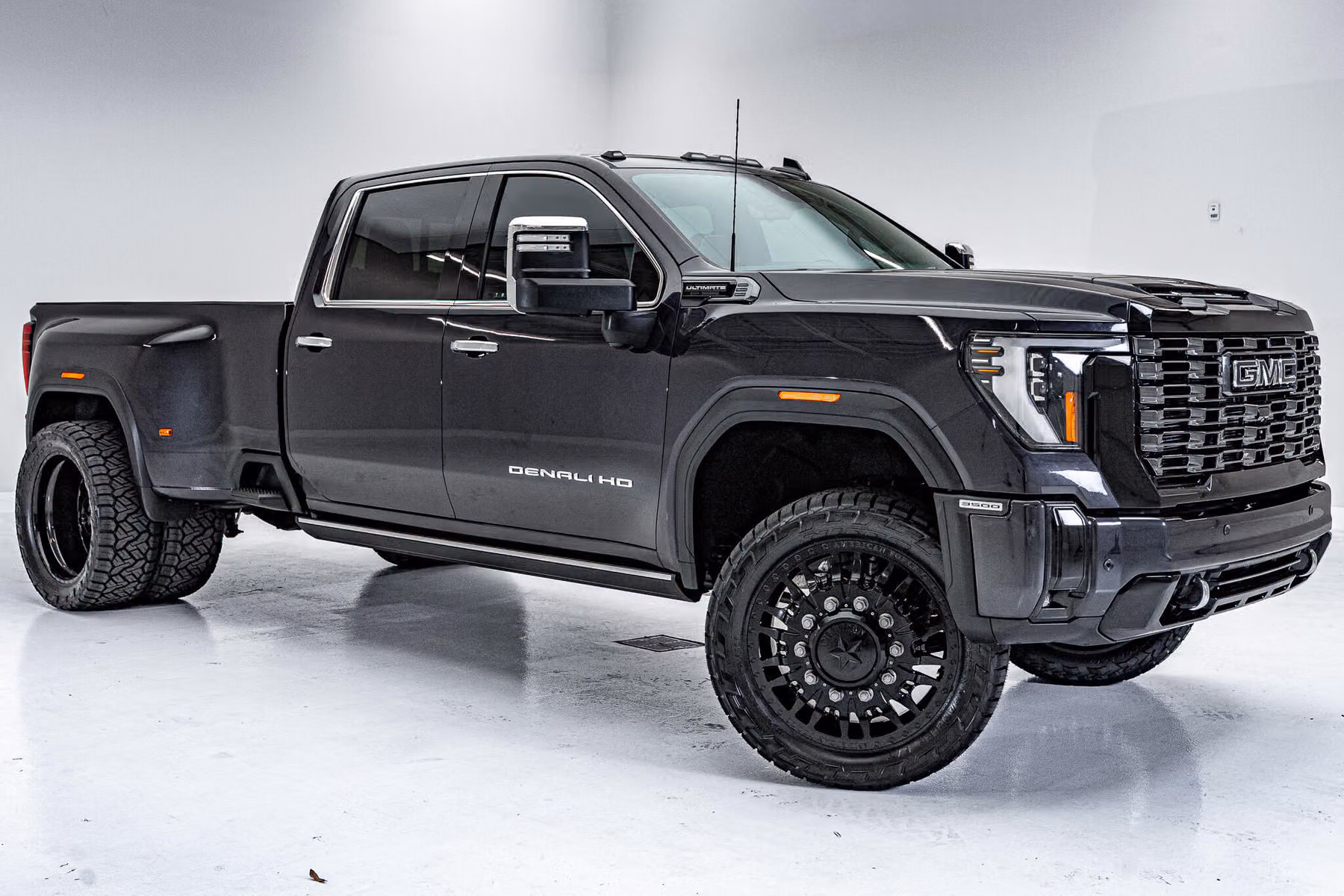 2025 GMC Sierra 3500HD Denali Ultimate Crew Cab Image 1